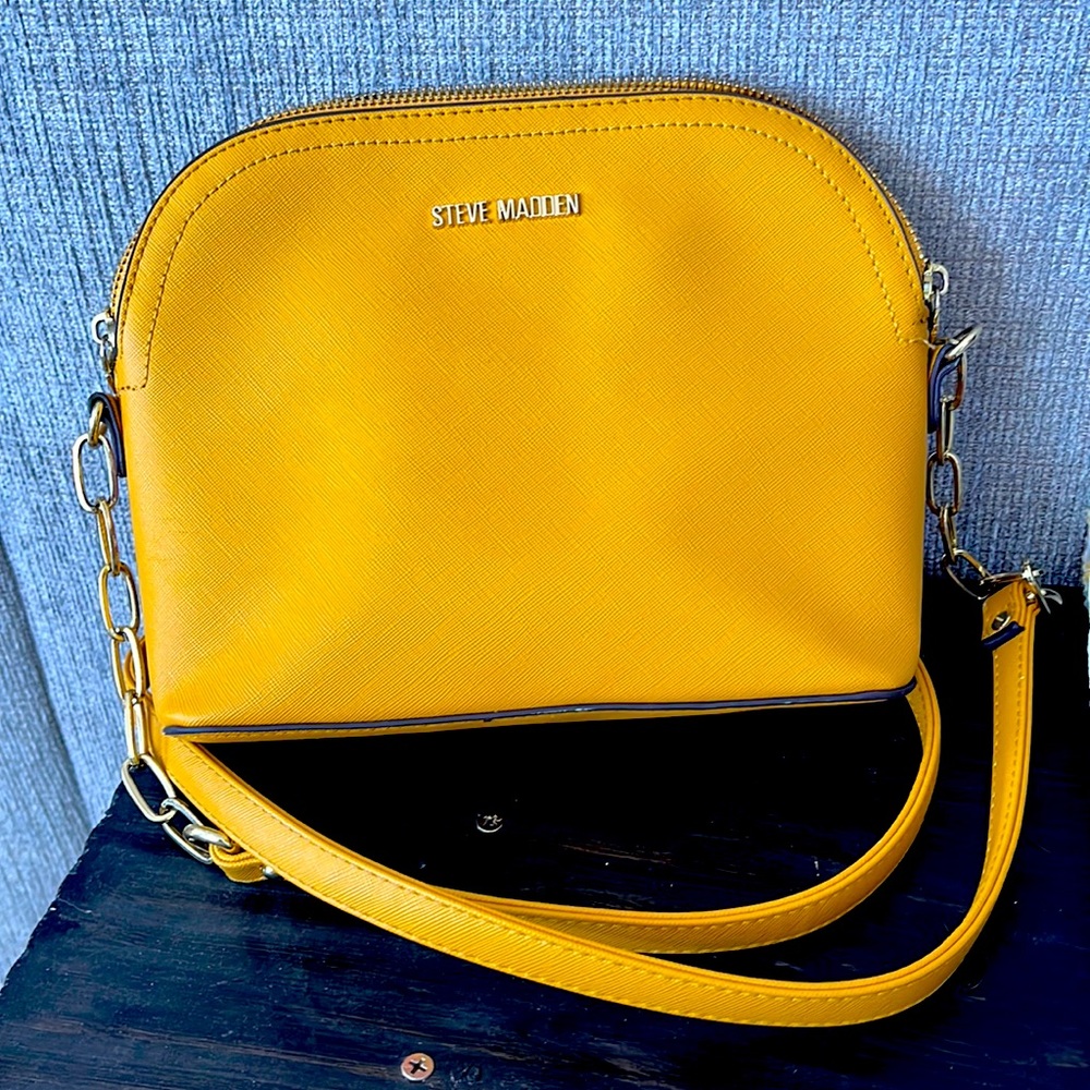 Yellow purse. Steve Madden. Side bag. Long strap. Gold.